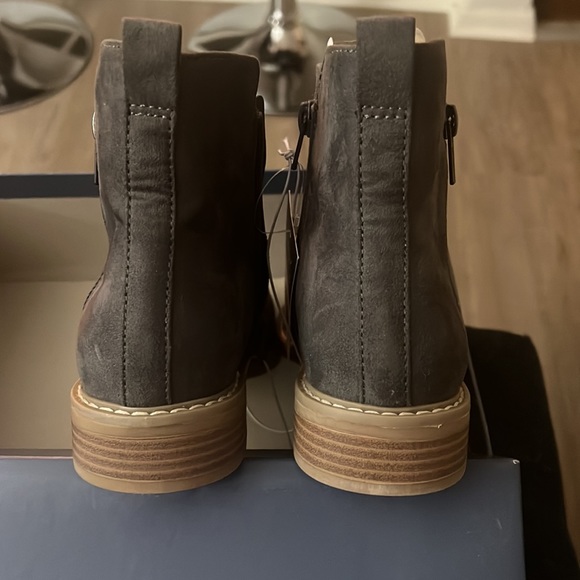 Universal thread grey brenna boots - Picture 3 of 4